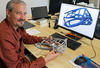 michael meyer | parare | modellbau prototypen – Fertigungsleiter Michael Meyer bearbeitet und ergänzt schon vor dem 3D-Druck die Bauteildaten in <em>hyper</em>CAD<sup>®</sup>-S.
