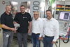 grupo | kärcher | fabricación de modelos y prototipos – De izquierda a derecha: Los fabricantes de prototipos de Kärcher, Achim Sanzenbacher y Michael Wussack, se alegran de poder contar con la ayuda de Steffen Völker y Aleš Vurušič, de OPEN&nbsp;MIND.