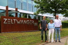  – OPEN MIND und Zeltwanger Maschinenbau pflegen eine gute Partner&shy;schaft. Von links nach rechts: Wolfgang&nbsp;Pfeiffer (Leiter CAM-Programmierung bei Zeltwanger), Carolin&nbsp;Lang (Marketing OPEN&nbsp;MIND) und Edgar&nbsp;Maier (Außendienst&shy;mitarbeiter OPEN&nbsp;MIND) 