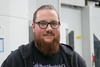  – Tim Blechl, Tooling-Milling-Spezialist bei Arnold Umformtechnik: „<em>hyper</em>MILL VIRTUAL Machining bietet mehr als eine reine NC-Code-Simulation. Mit Hilfe eines digitalen Zwillings und des Moduls Optimizer erkennt das System bei der NC-Code-Generierung gefährliche Situationen, löst und umgeht diese vollautomatisch. Dabei werden auch die Fräsbahnen optimiert, so dass etwa ein unnötiges Zurückfahren auf Sicherheitsebene entfällt.“