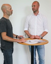  – Edgar Maier (rechts) und Wolfgang Pfeiffer tauschen sich regelmäßig über weitere Fertigungs&shy;optimierungen mit <em>hyper</em>MILL aus. 
