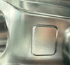  – 左圖為他牌軟體編程，比較不平滑，刀痕也較明顯；右圖為 <em>hyper</em>MILL 編程，曲面表面較一致均匀。