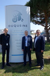 groupe | duqueine | aéronautique spatial – De gauche à droite, devant le siège social du Groupe à Massieux&nbsp;: Fabrice&nbsp;Guérin – responsable programmation et usinage, Philippe&nbsp;Mangin – Dir. Méthodes & Procédés, Laurent&nbsp;Rossy –Ingénieur Commercial OPEN&nbsp;MIND.