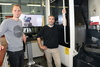 benjamin gruber, boris matuschka (stihl) – Boris Matuschka (derecha) y Benjamin Gruber están de acuerdo: «Con nuestro nuevo sistema de CAM <em>hyper</em>MILL<sup>®</sup>, hemos logrado una utilización de la máquina significativamente mayor». 