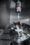 – The measuring probe checks the additive material application after <em>hyper</em>MILL<sup>®</sup> programming.