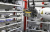 automatisierung | bam | werkzeugbau formenbau – Bei BAM reicht die Automatisierung vom Auftragseingang bis in die Fertigung: Hier versorgt ein Roboter das 5-Achs-BAZ mit vorgerüsteten Werkstückpaletten.