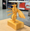  – Voordat de honingbij daadwerkelijk werd verspaand werd het model 3D-geprint om een indruk te krijgen van de complexe contouren van het werkstuk.