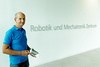  – Teile eine humanoiden Roboterarms – die Außenstrukturen von DLR-Robotern weisen sphärische 3D-Oberflächen auf, haben außerdem Fixierungen und Flansche in vielen Ausrichtungen sowie Hinterschnitte, so dass die Bearbeitung oft nur fünfachsig zu bewältigen ist.