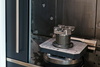  – Auf einem Horizontal-Bearbeitungszentrum Heller H3500 fertigt Zeltwanger diverse Optikträger für die Halbleiterindustrie. Diese Zerspanung wird mit <em>hyper</em>MILL MAXX&nbsp;Machining programmiert, was die Bearbeitungszeit um bis zu 60&nbsp;Prozent reduziert.