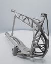 swing arm | 3d metal printing | parare | models prototypes – Эта сбалансированная обтекаемая вилка была изготовлена с помощью лазерного плавления металла с синтезом на подложке. Она имеет множество поверхностей, требующие дополнительной обработки.