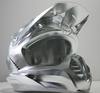  – 大槇精機がプログラミングし、固体から削り出したヘルメットは、OPEN MIND がトレードショーに展示すると、必ずと言っていいほど目を引きます 
